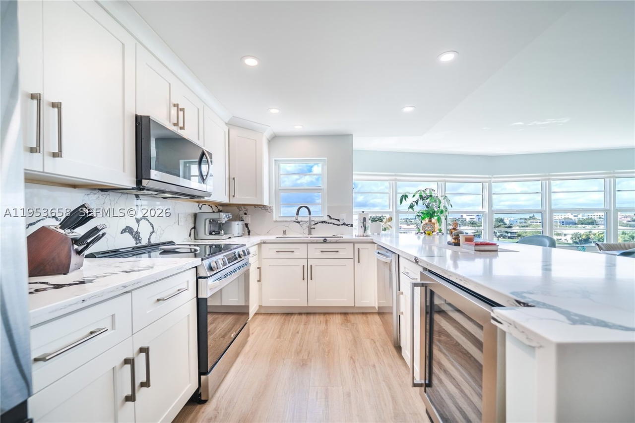Real estate property located at 2500 48th Ln #607, Broward, Country Club Towers Condo, Fort Lauderdale, FL