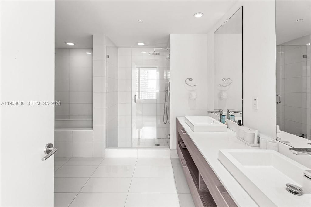 Real estate property located at 1300 Miami Ave #2810, Miami-dade, 1300 S Miami Avenue Condo, Miami, FL