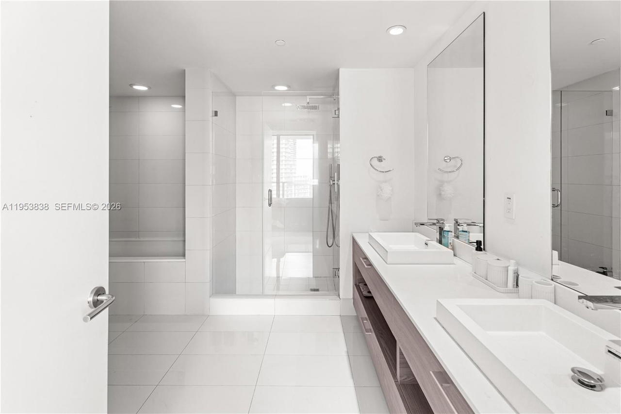 Real estate property located at 1300 Miami Ave #2810, Miami-dade, 1300 S Miami Avenue Condo, Miami, FL