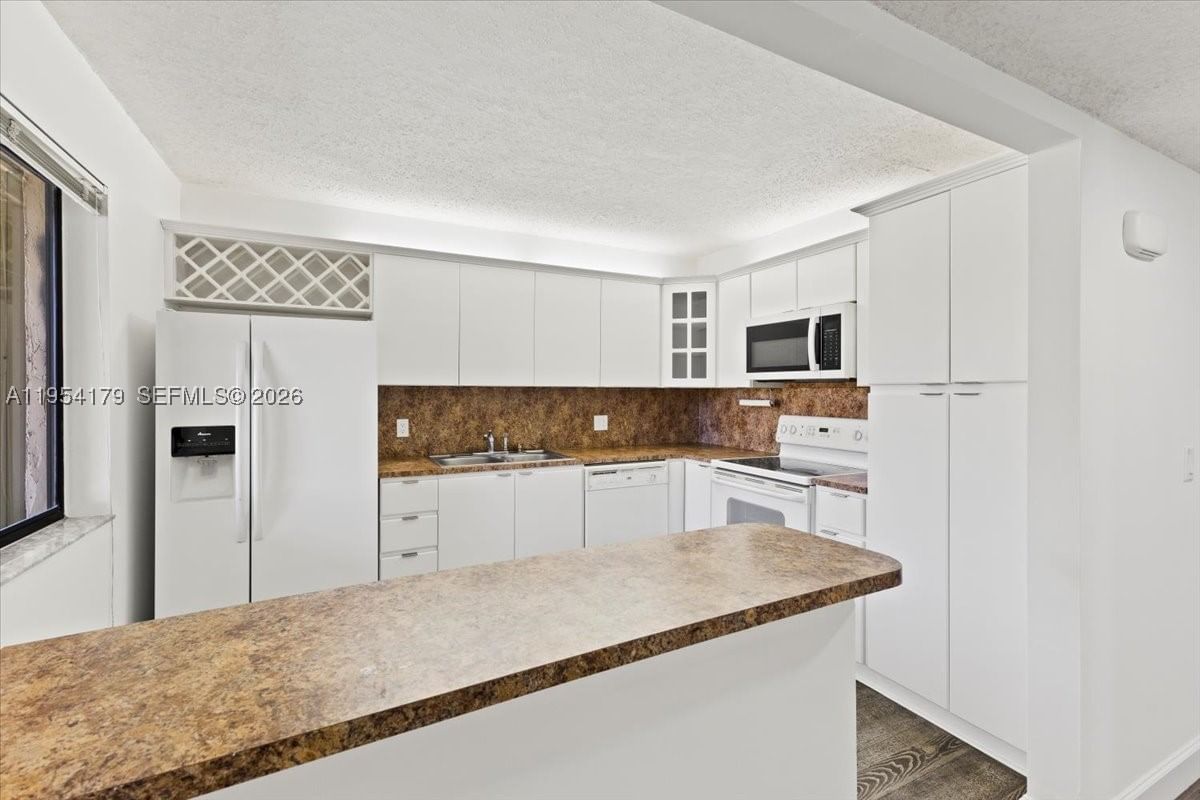 Real estate property located at 302 Lakeview Dr #203, Broward, Racquet Club Apts At Bona, Weston, FL