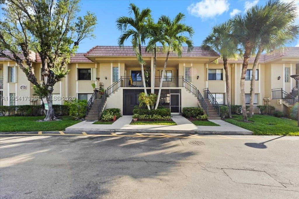 Real estate property located at 302 Lakeview Dr #203, Broward, Racquet Club Apts At Bona, Weston, FL