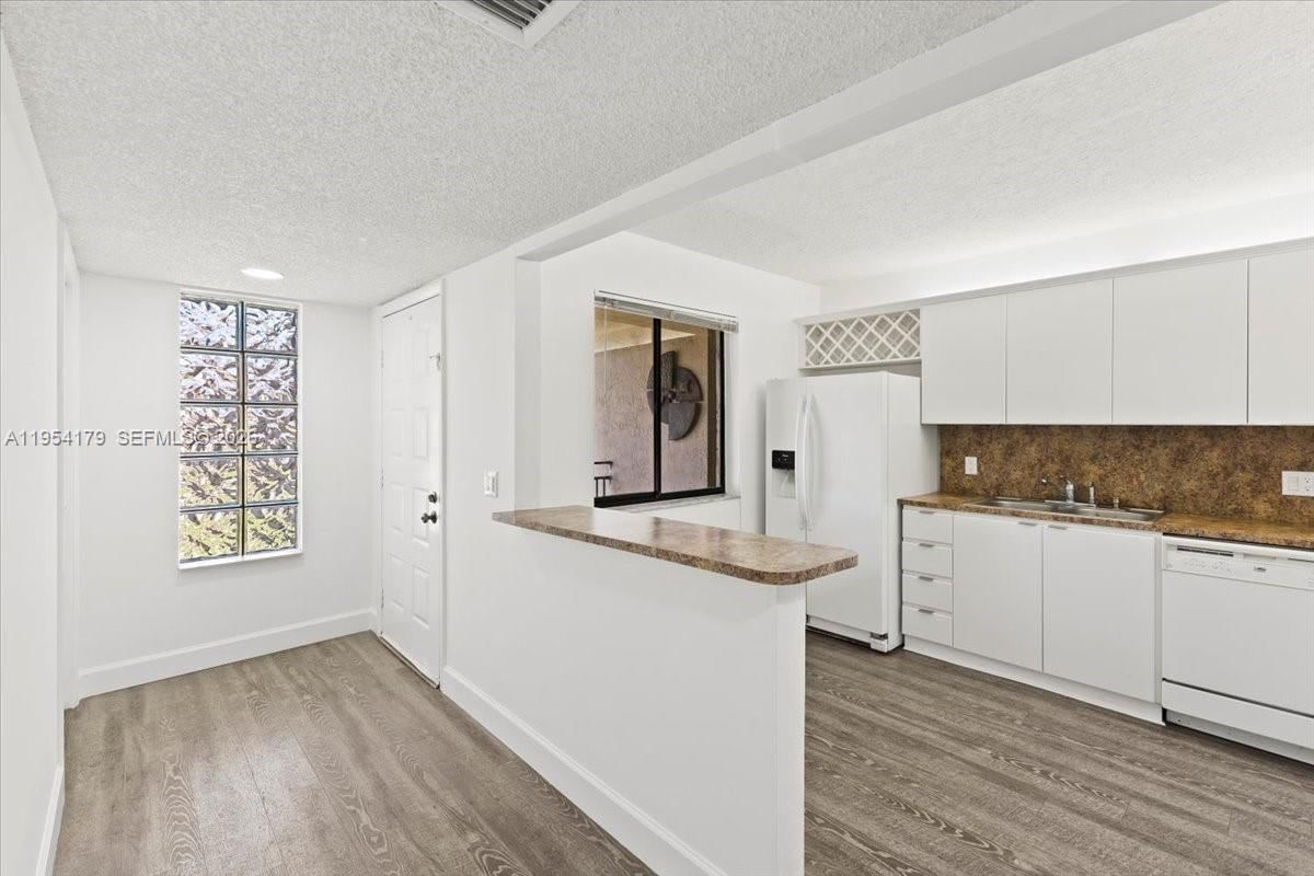 Real estate property located at 302 Lakeview Dr #203, Broward, Racquet Club Apts At Bona, Weston, FL