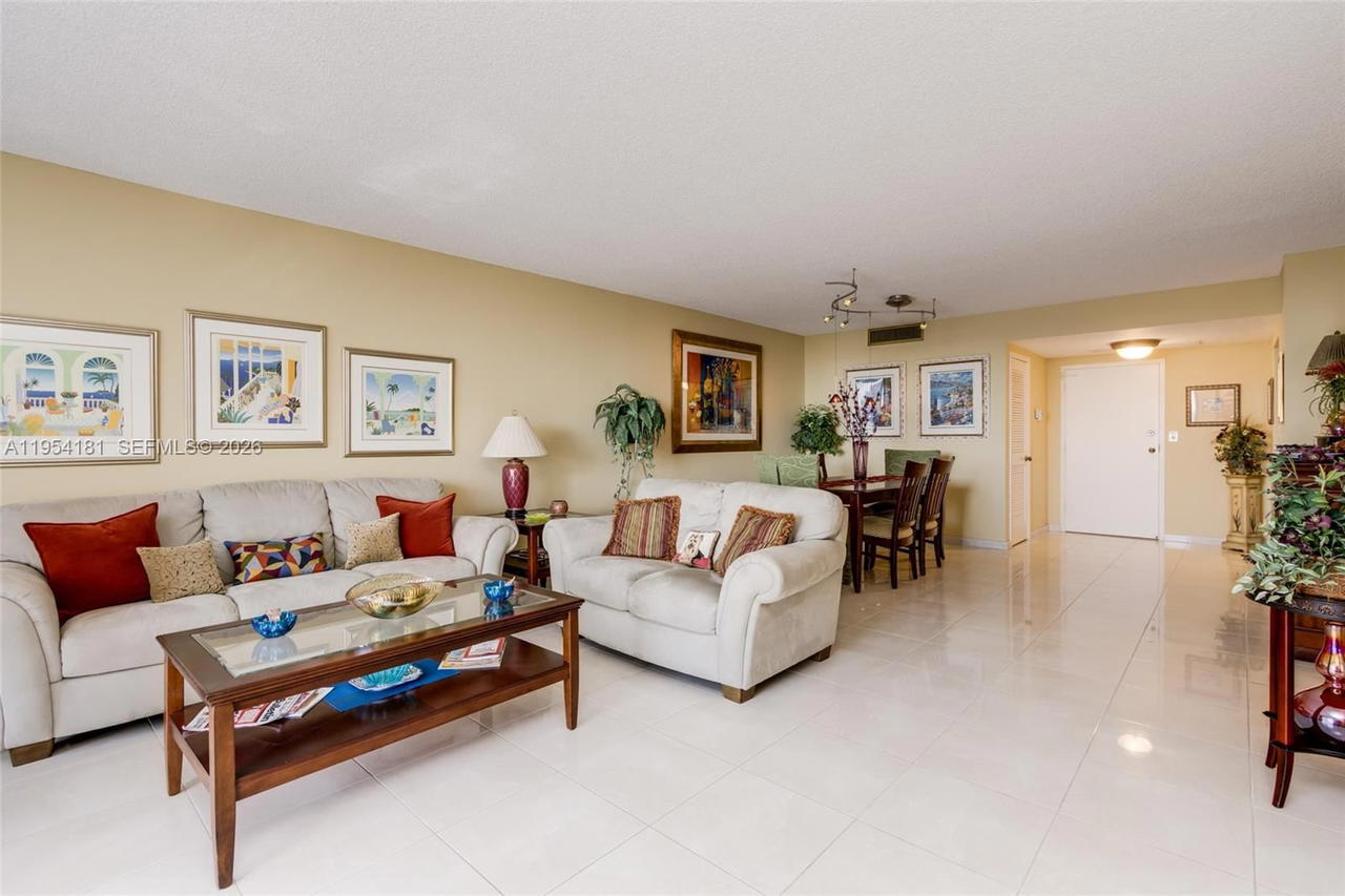 Real estate property located at 2500 PARKVIEW DR #2315, Broward, Olympus Condo, Hallandale Beach, FL