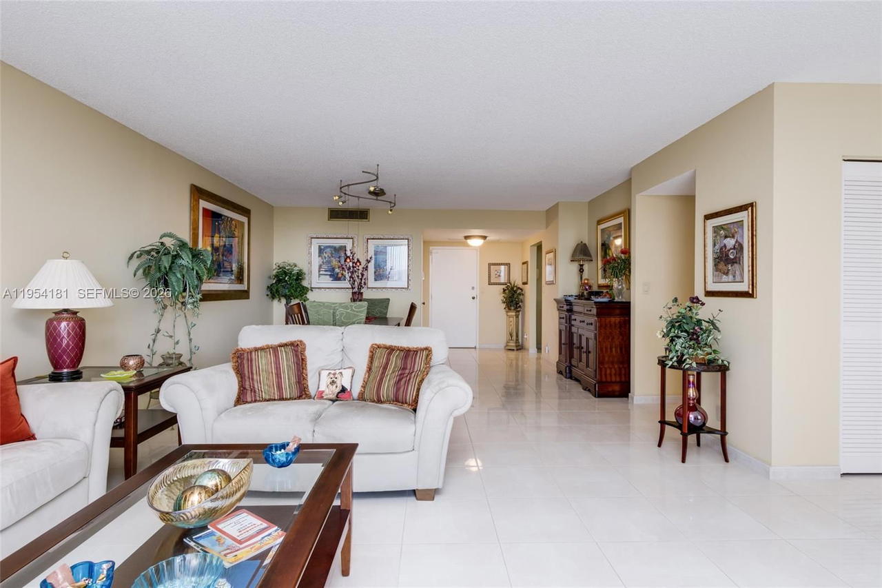 Real estate property located at 2500 PARKVIEW DR #2315, Broward, Olympus Condo, Hallandale Beach, FL