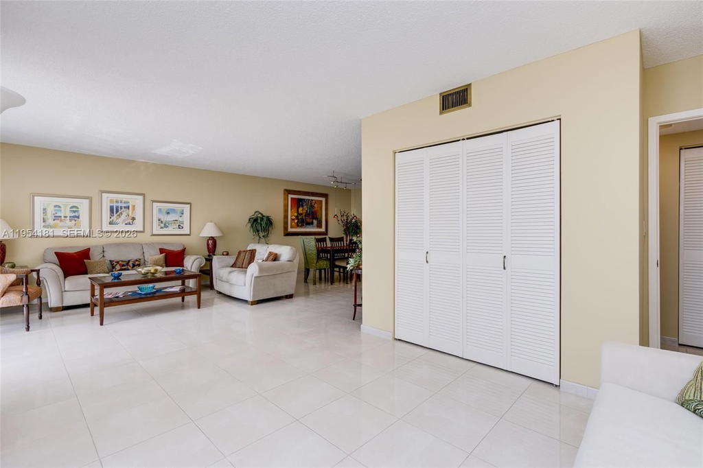 Real estate property located at 2500 PARKVIEW DR #2315, Broward, Olympus Condo, Hallandale Beach, FL