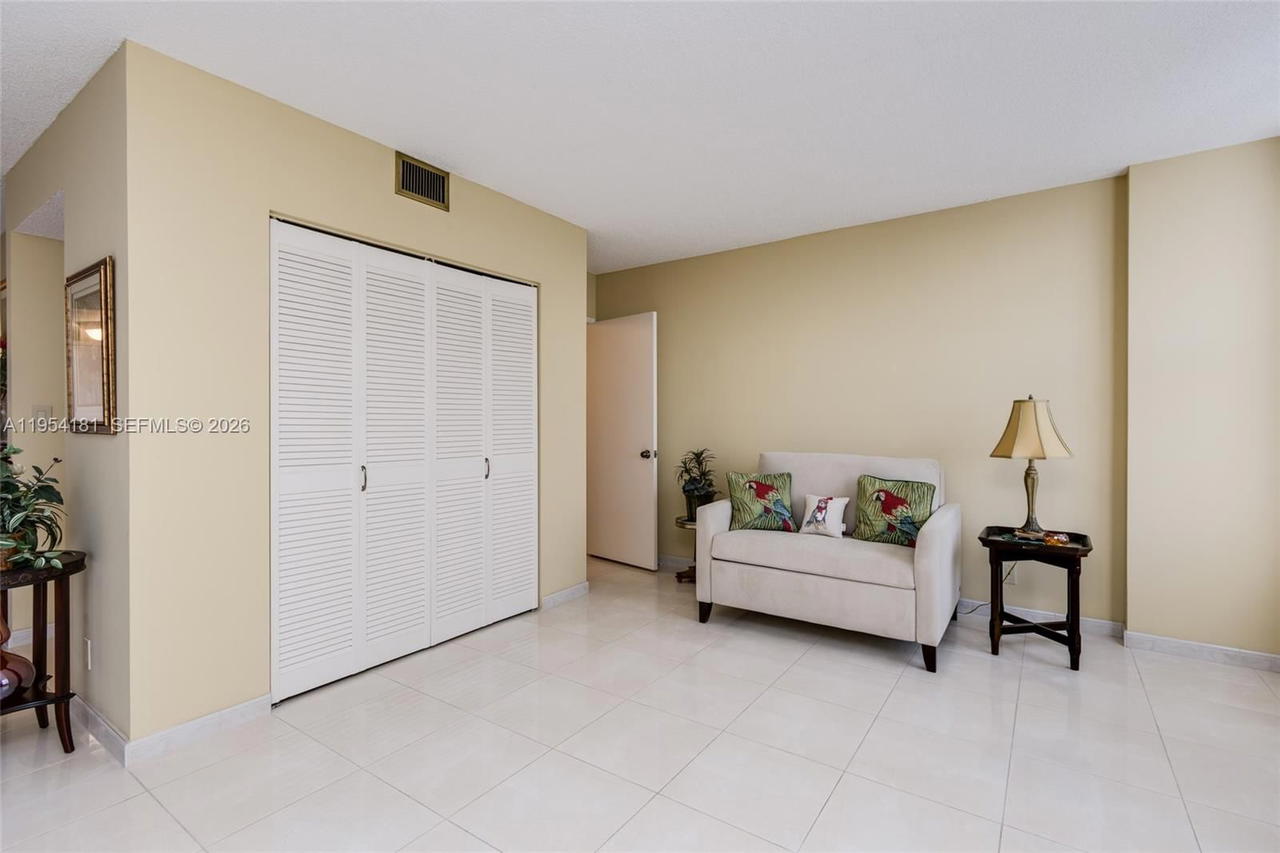 Real estate property located at 2500 PARKVIEW DR #2315, Broward, Olympus Condo, Hallandale Beach, FL