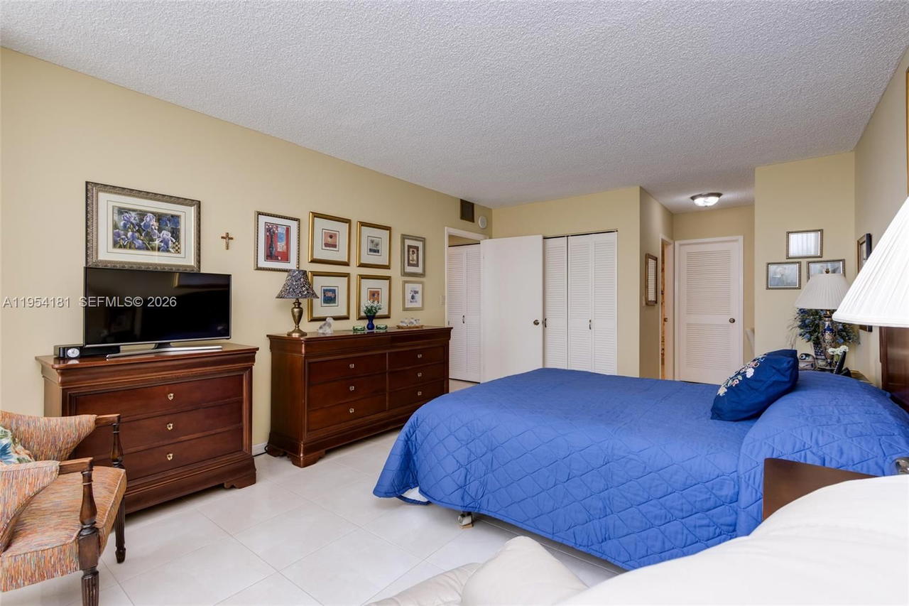 Real estate property located at 2500 PARKVIEW DR #2315, Broward, Olympus Condo, Hallandale Beach, FL