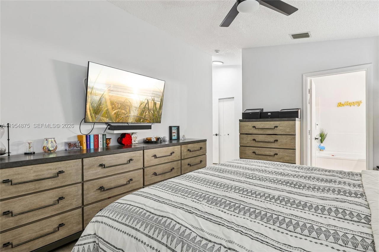 Real estate property located at 10412 23rd Ct, Broward, Centex-replat Of A Portio, Miramar, FL