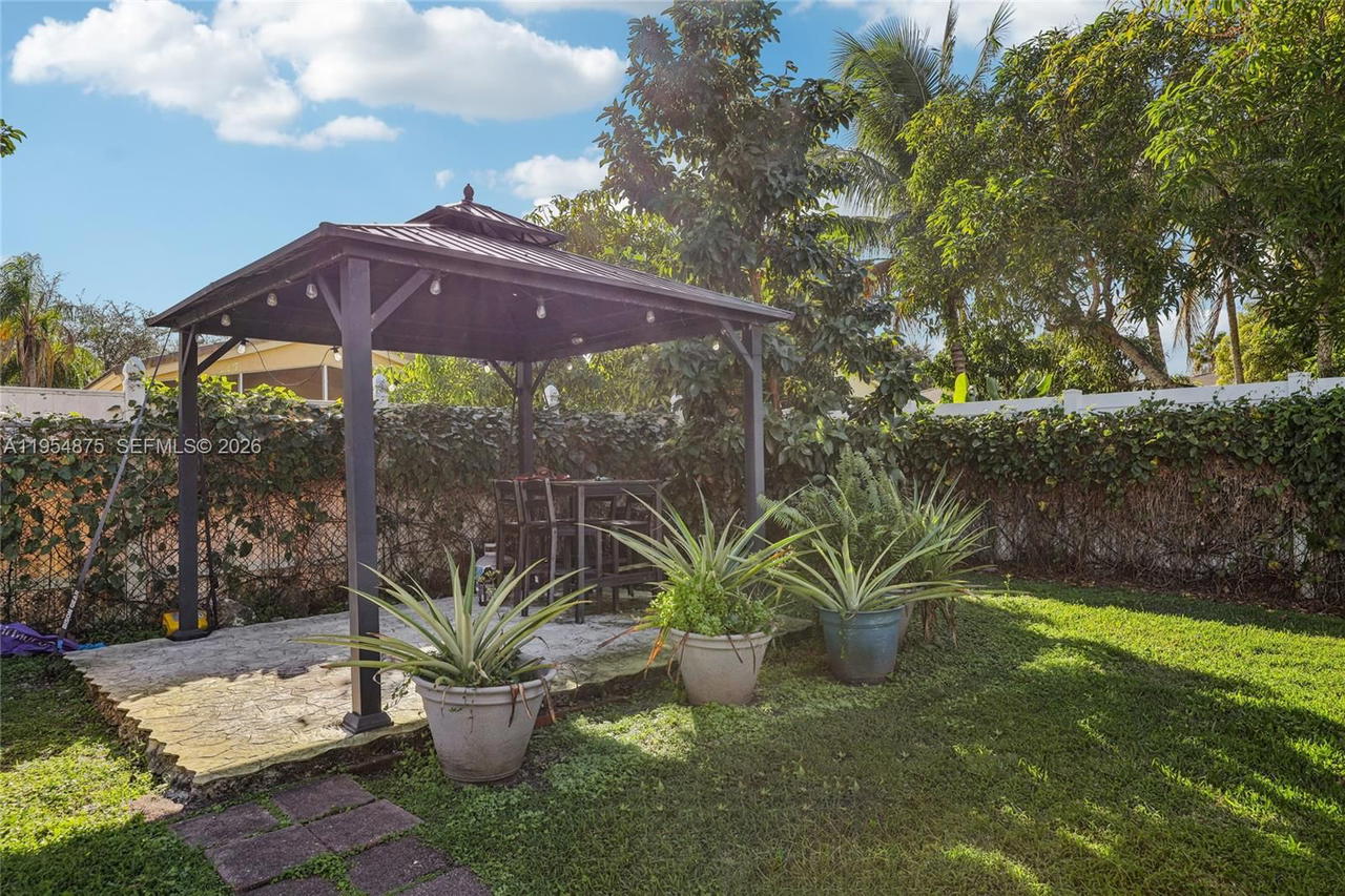 Real estate property located at 10412 23rd Ct, Broward, Centex-replat Of A Portio, Miramar, FL