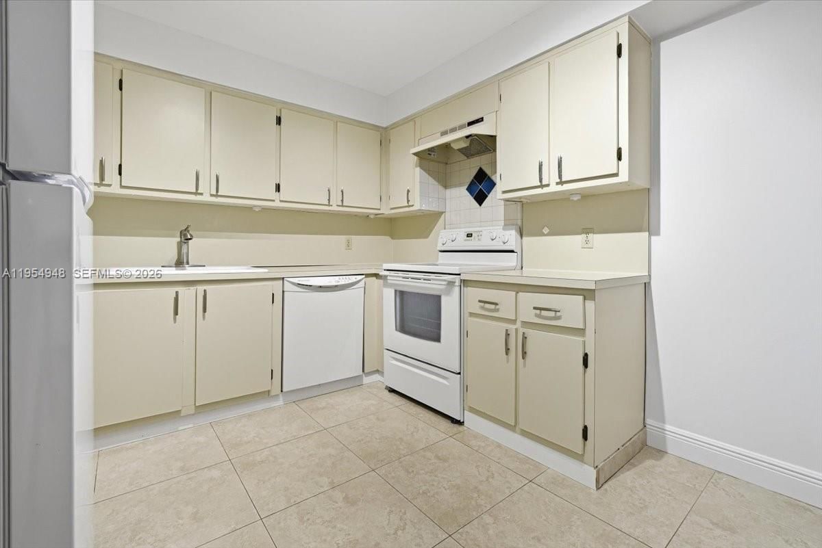 Real estate property located at 491 Racquet Club Rd #107, Broward, Bldg 130 Of Country Club, Weston, FL