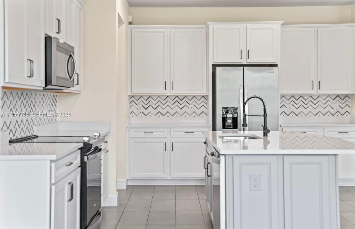 Real estate property located at 8123 78th St, Broward, Woodmont Pods B F & G, Tamarac, FL