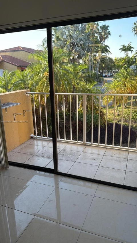 Real estate property located at 15620 80th St H-203, Miami-dade, The Courts At Kendall Con, Miami, FL