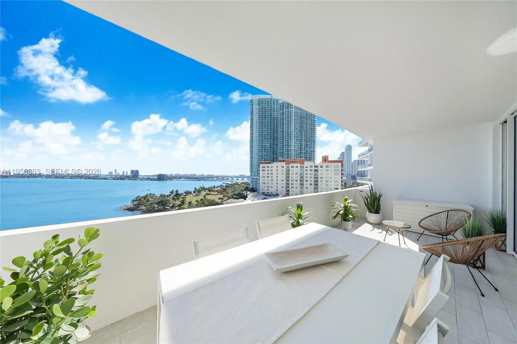 Real estate property located at 2020 Bayshore Dr #1205, Miami-dade, Paramount Bay Condo, Miami, FL