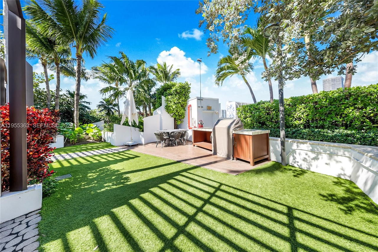Real estate property located at 2020 Bayshore Dr #1205, Miami-dade, Paramount Bay Condo, Miami, FL