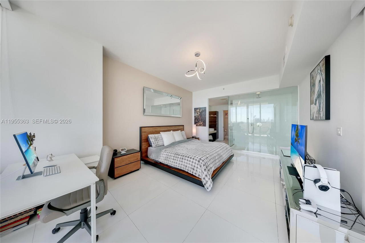 Real estate property located at 2020 Bayshore Dr #1205, Miami-dade, Paramount Bay Condo, Miami, FL