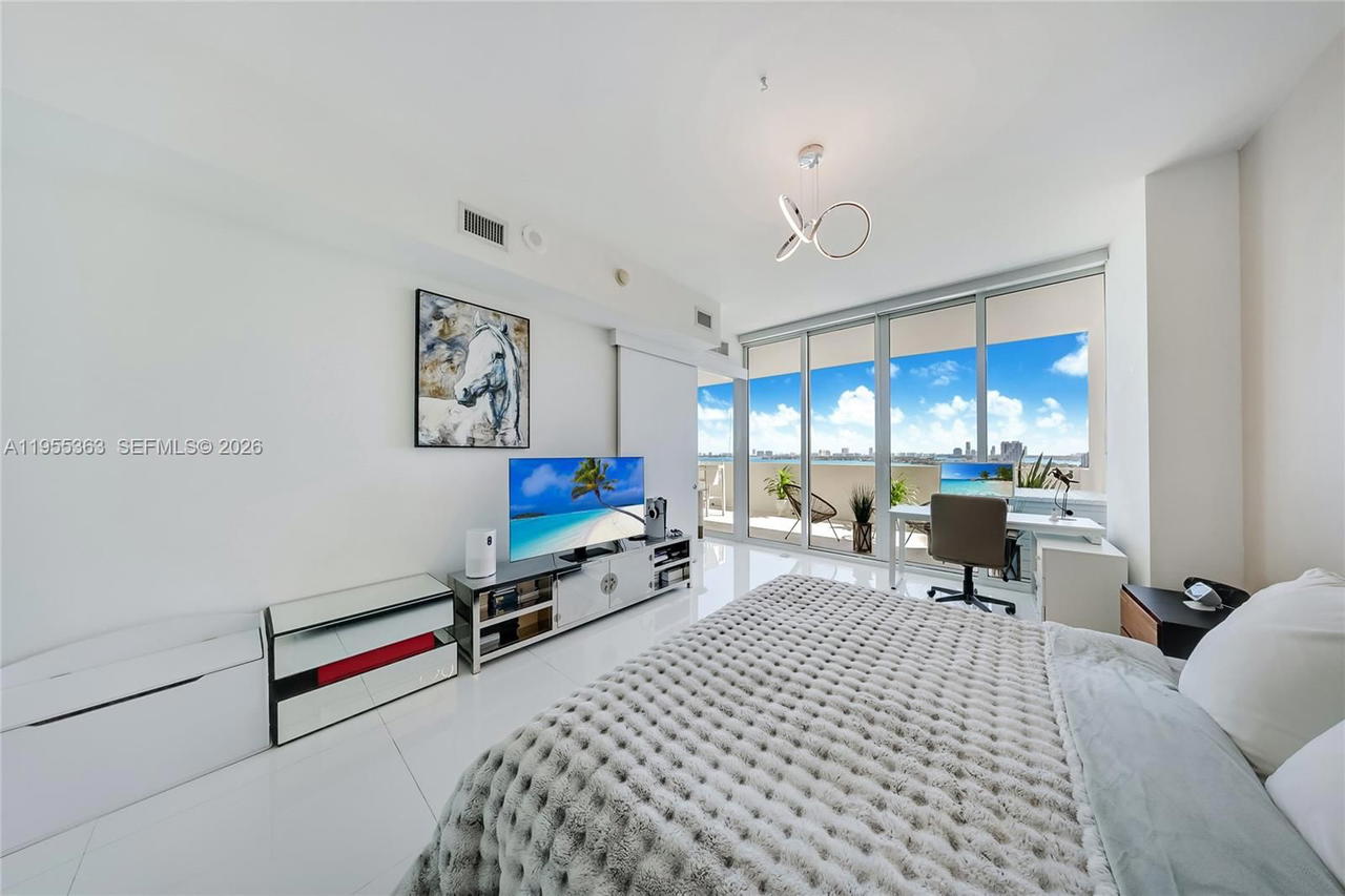 Real estate property located at 2020 Bayshore Dr #1205, Miami-dade, Paramount Bay Condo, Miami, FL
