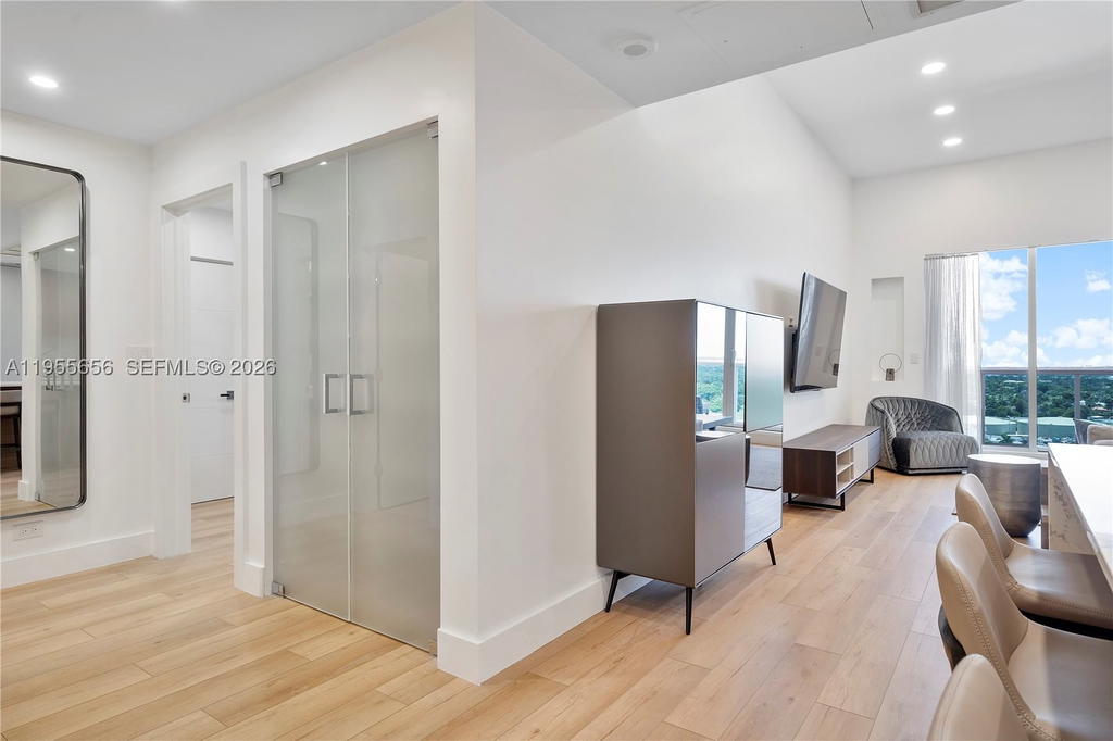Real estate property located at 2301 Collins Ave #1633, Miami-dade, Roney Palace Condo, Miami Beach, FL
