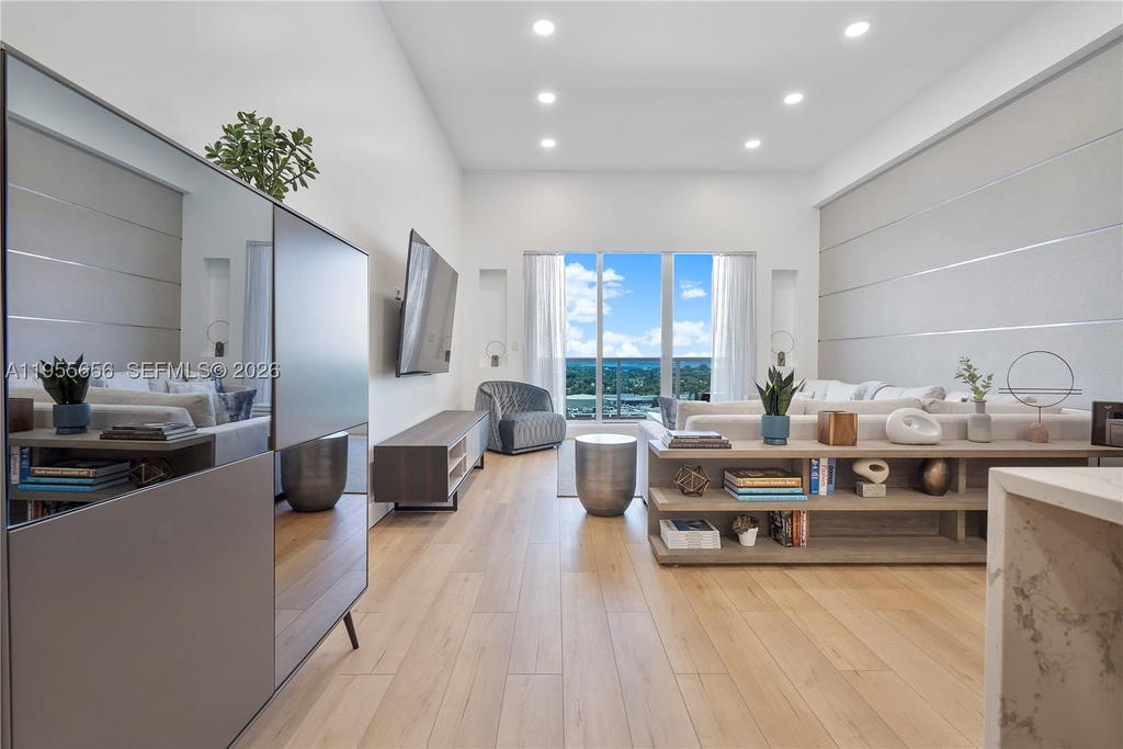 Real estate property located at 2301 Collins Ave #1633, Miami-dade, Roney Palace Condo, Miami Beach, FL