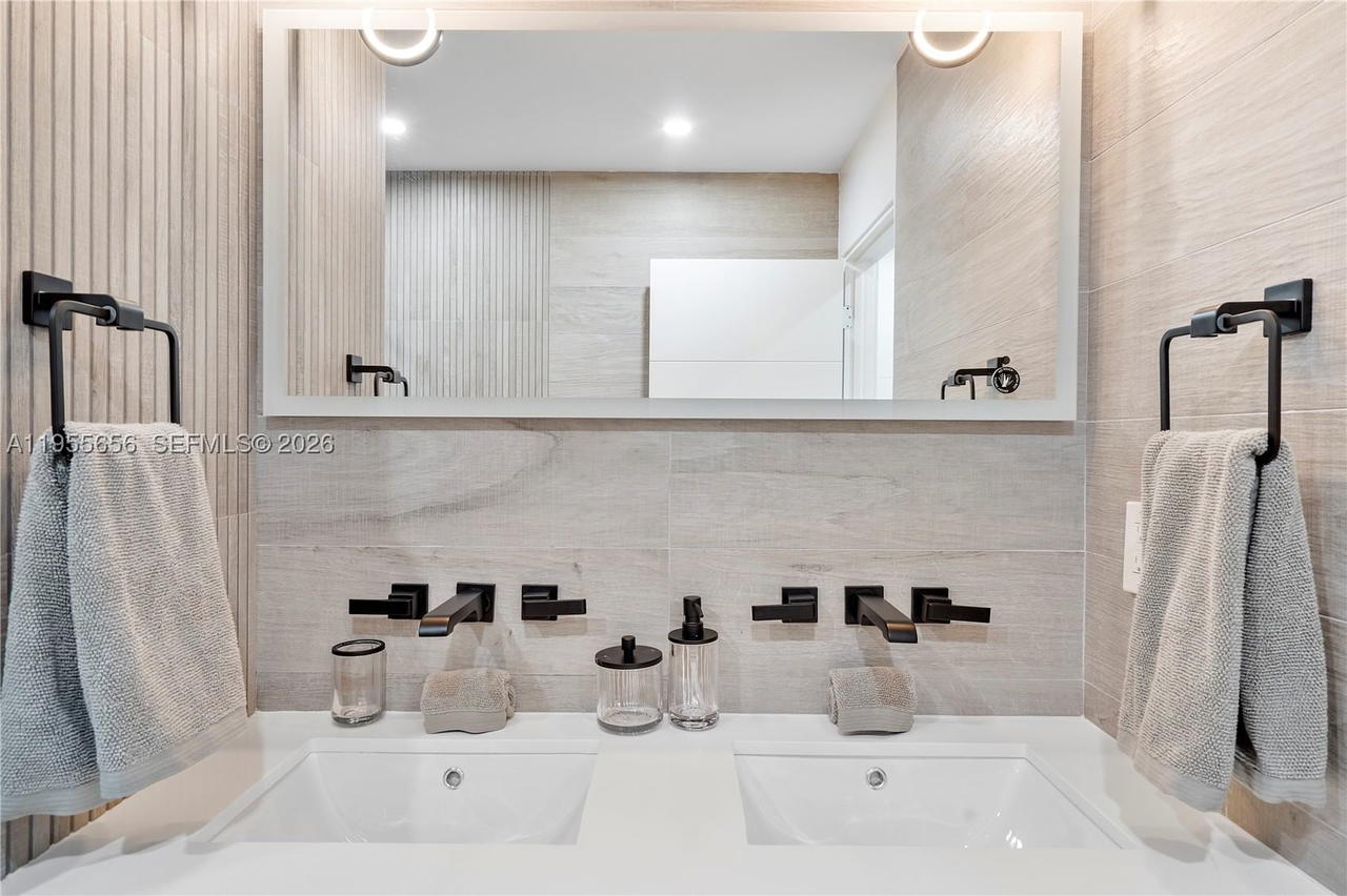 Real estate property located at 2301 Collins Ave #1633, Miami-dade, Roney Palace Condo, Miami Beach, FL