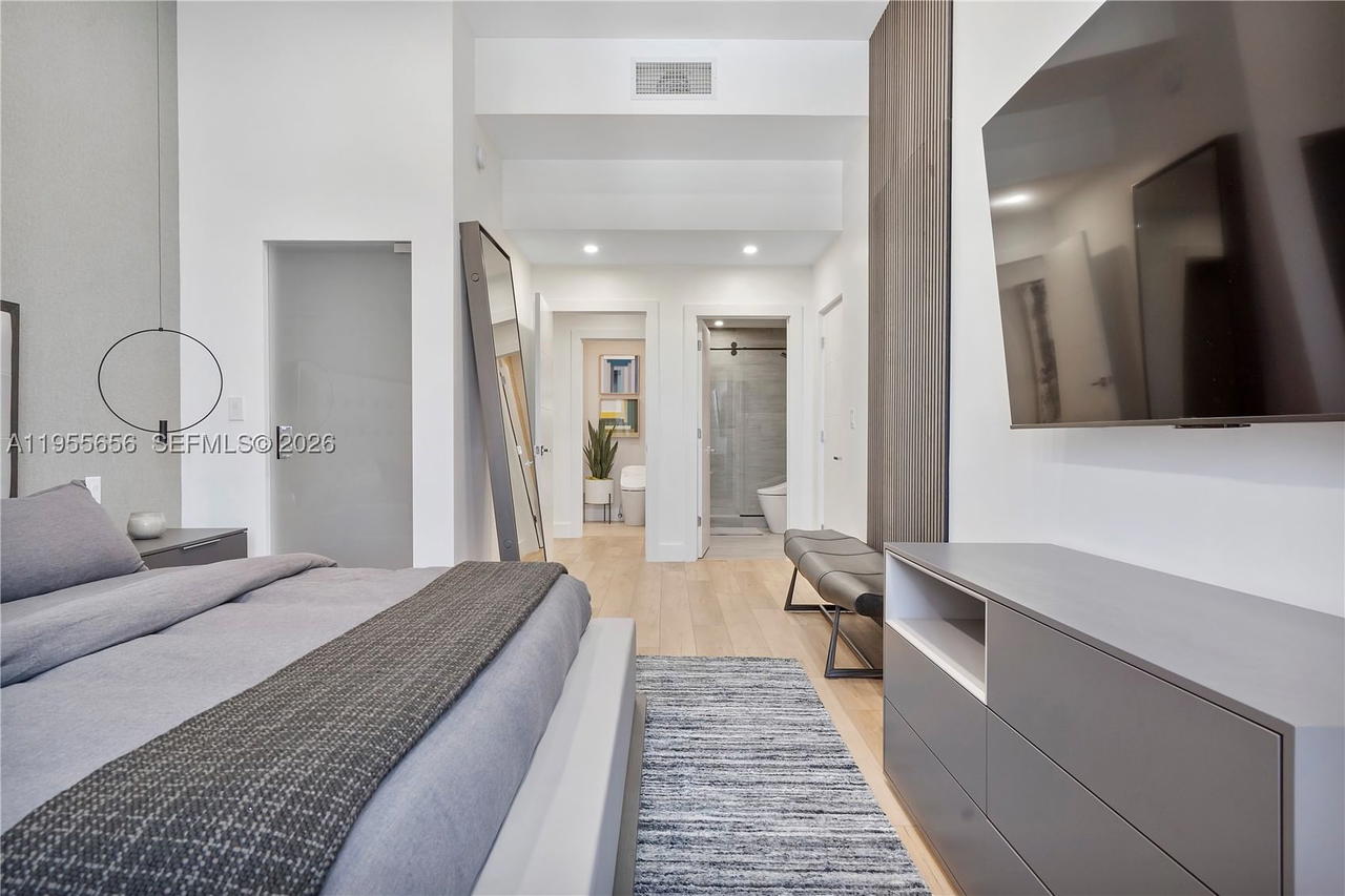 Real estate property located at 2301 Collins Ave #1633, Miami-dade, Roney Palace Condo, Miami Beach, FL