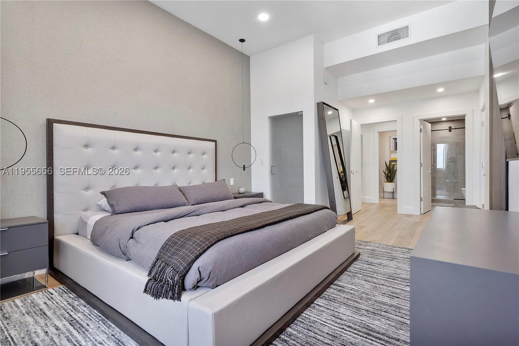 Real estate property located at 2301 Collins Ave #1633, Miami-dade, Roney Palace Condo, Miami Beach, FL