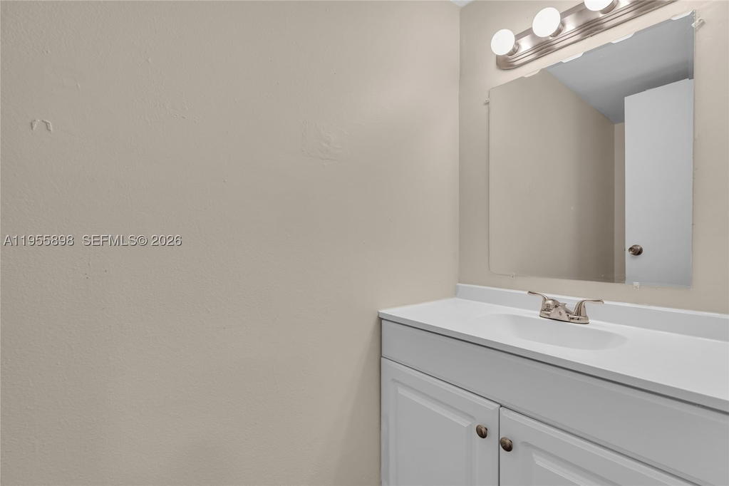 Real estate property located at 17901 68th Ave T206, Miami-dade, Venetian Gardens At Count, Hialeah, FL