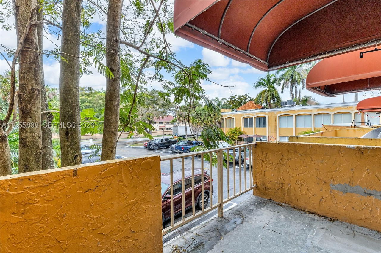 Real estate property located at 17901 68th Ave T206, Miami-dade, Venetian Gardens At Count, Hialeah, FL