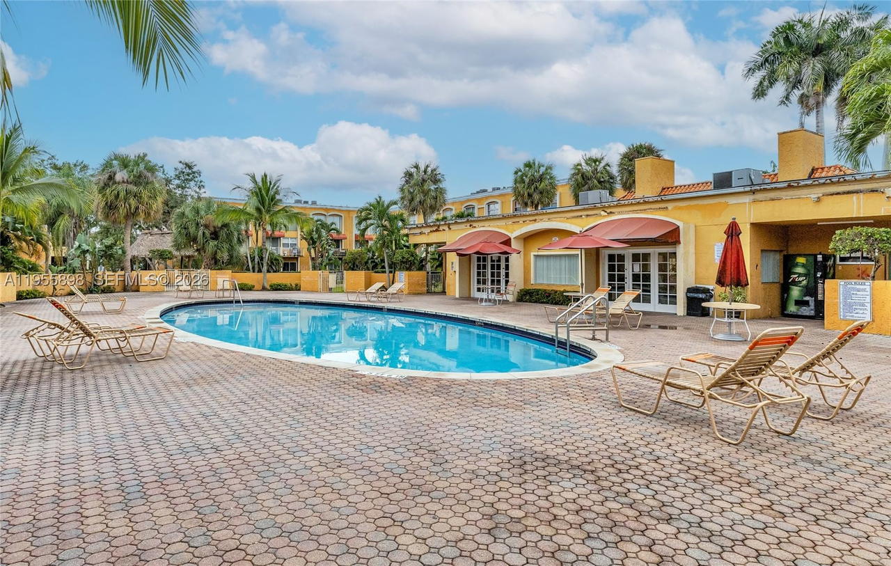 Real estate property located at 17901 68th Ave T206, Miami-dade, Venetian Gardens At Count, Hialeah, FL
