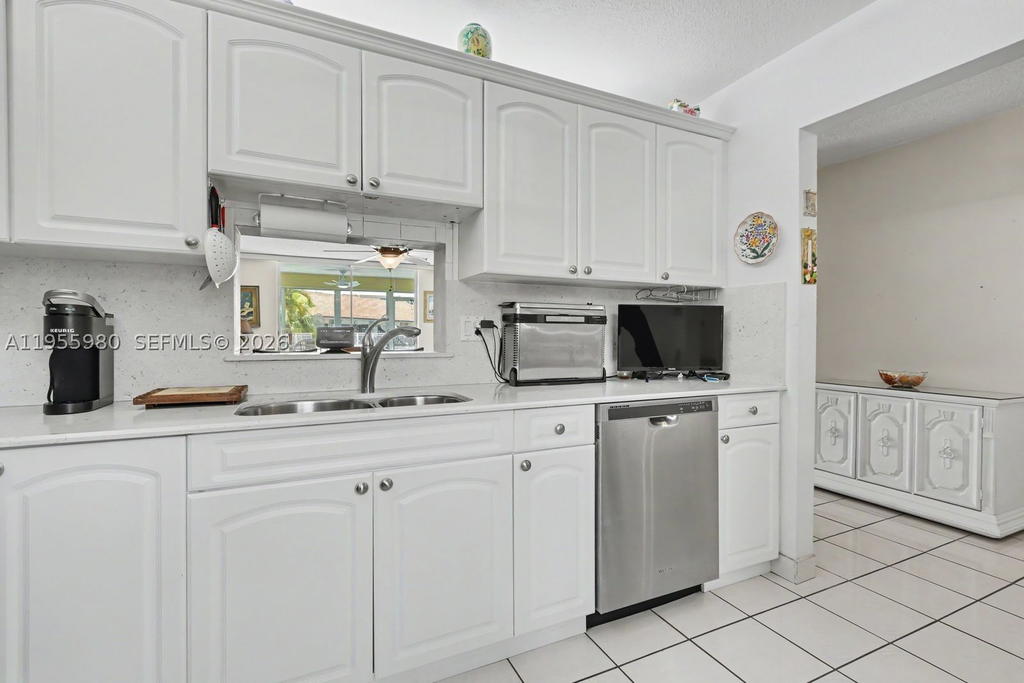 Real estate property located at 414 10th St #102, Broward, Meadowbrook Lakes Condo, Dania Beach, FL