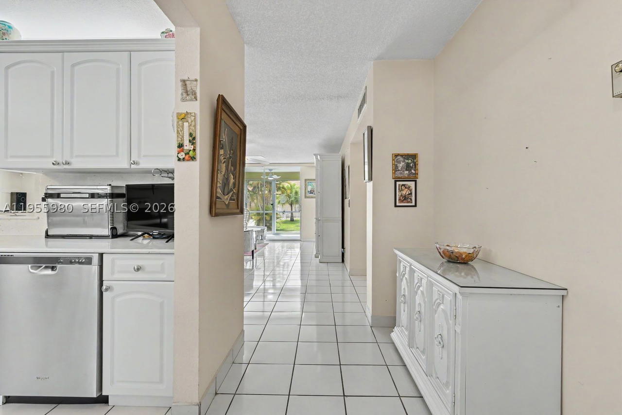 Real estate property located at 414 10th St #102, Broward, Meadowbrook Lakes Condo, Dania Beach, FL