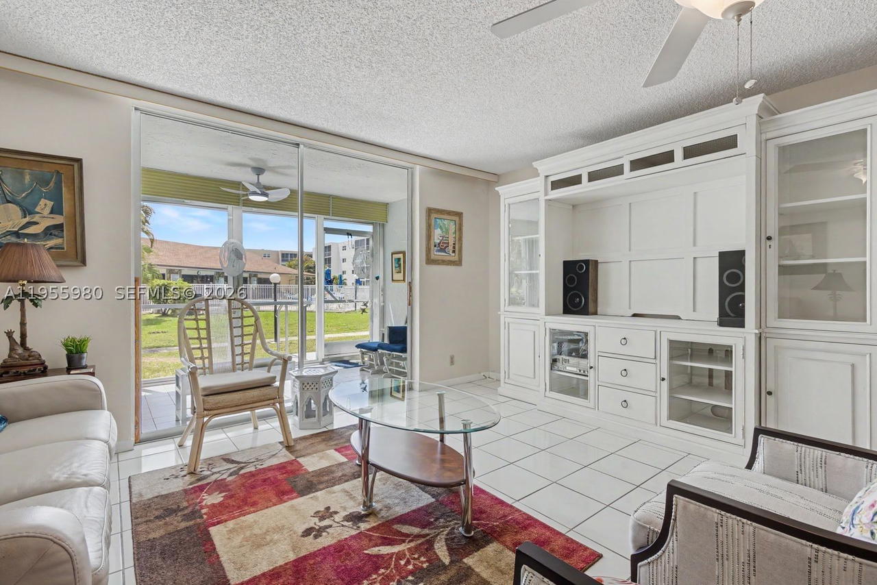 Real estate property located at 414 10th St #102, Broward, Meadowbrook Lakes Condo, Dania Beach, FL