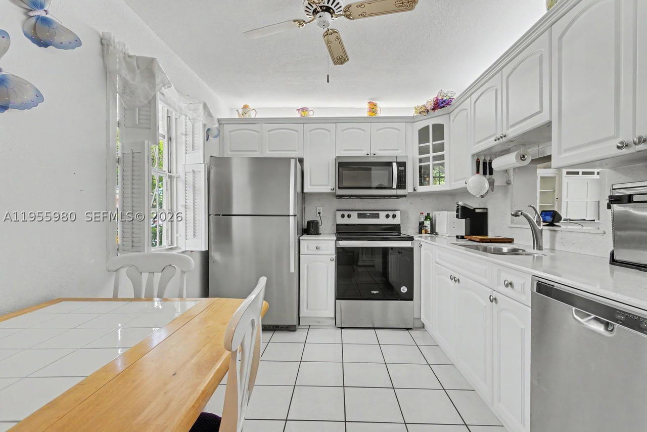 Real estate property located at 414 10th St #102, Broward, Meadowbrook Lakes Condo, Dania Beach, FL