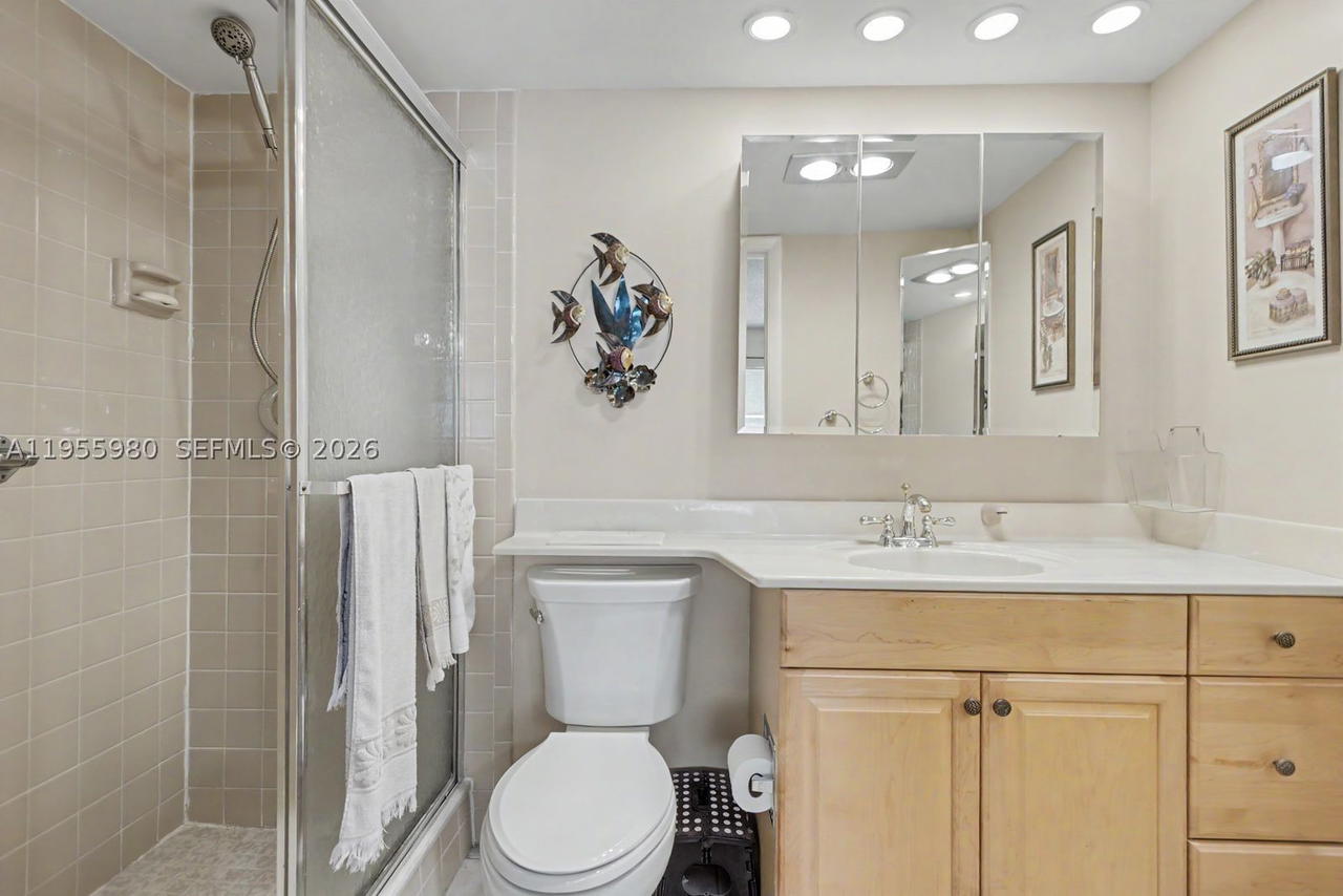Real estate property located at 414 10th St #102, Broward, Meadowbrook Lakes Condo, Dania Beach, FL