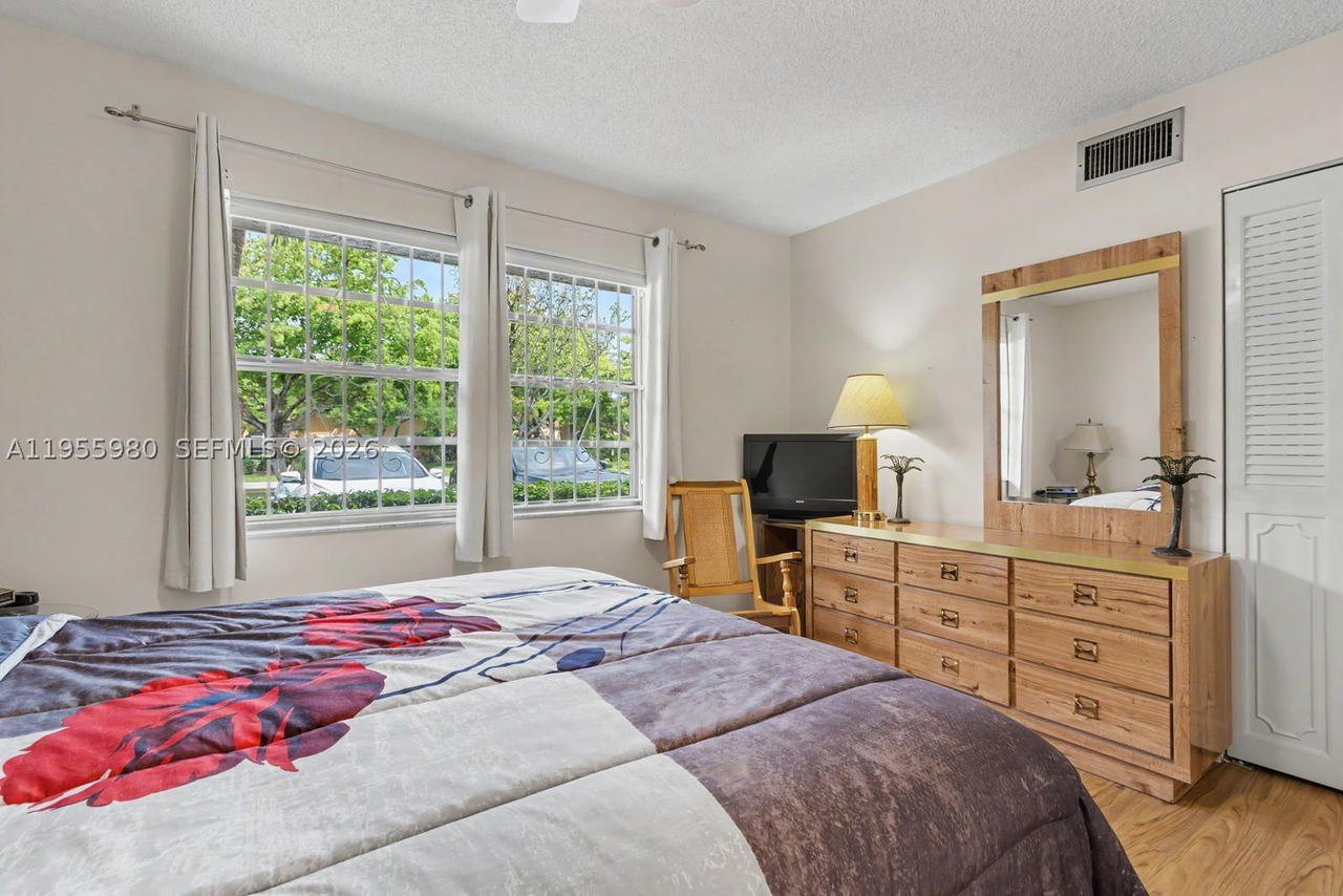 Real estate property located at 414 10th St #102, Broward, Meadowbrook Lakes Condo, Dania Beach, FL