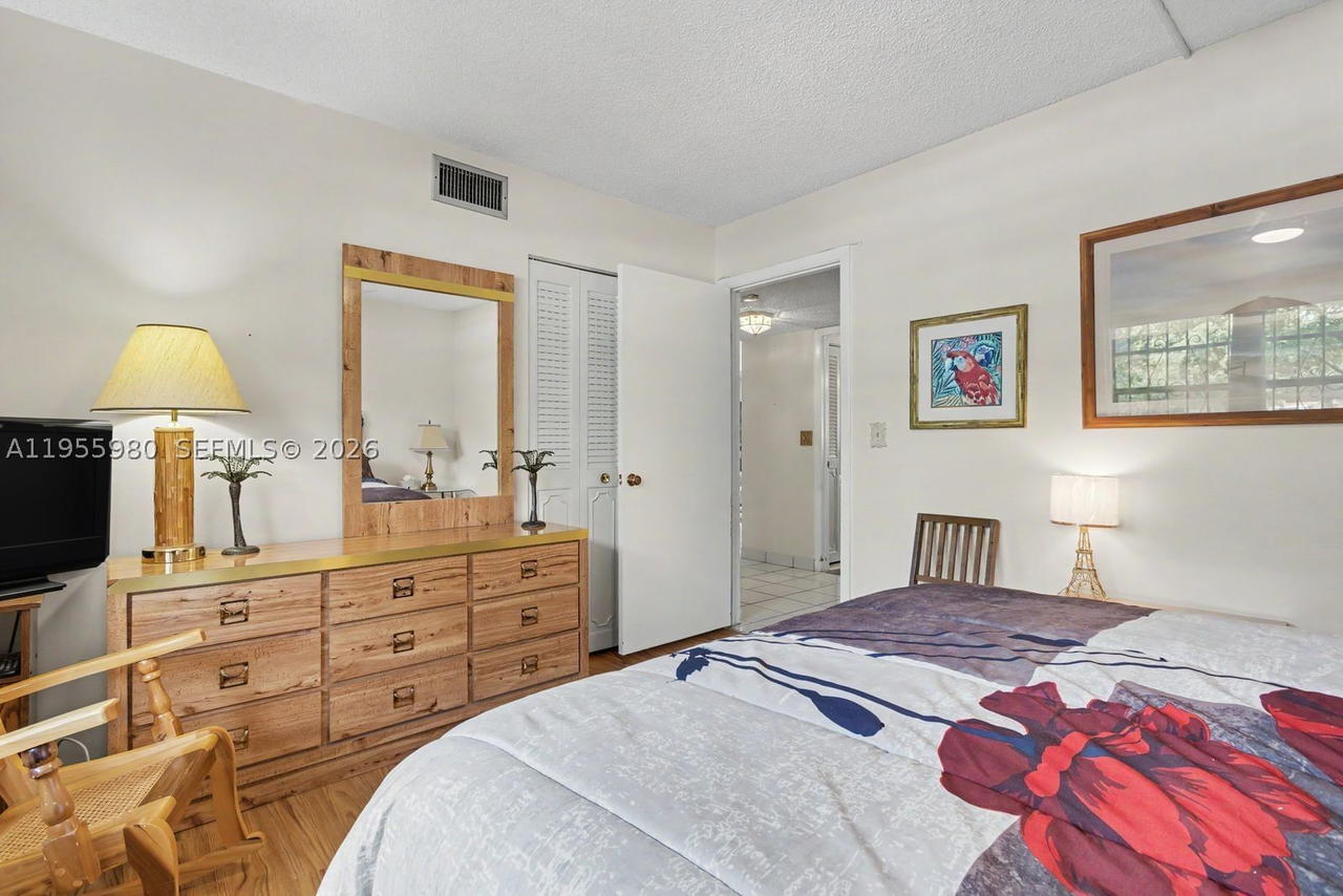 Real estate property located at 414 10th St #102, Broward, Meadowbrook Lakes Condo, Dania Beach, FL