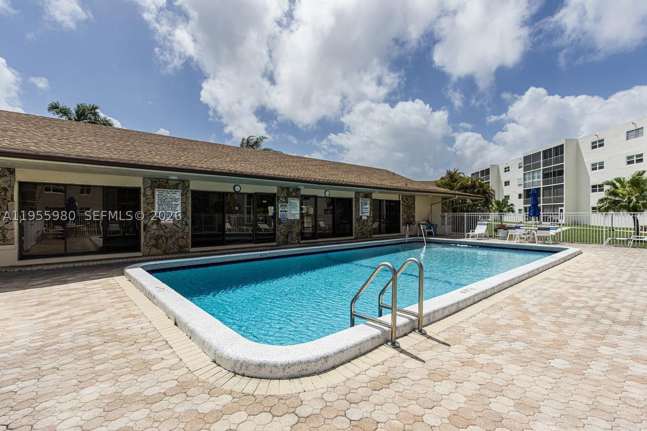 Real estate property located at 414 10th St #102, Broward, Meadowbrook Lakes Condo, Dania Beach, FL
