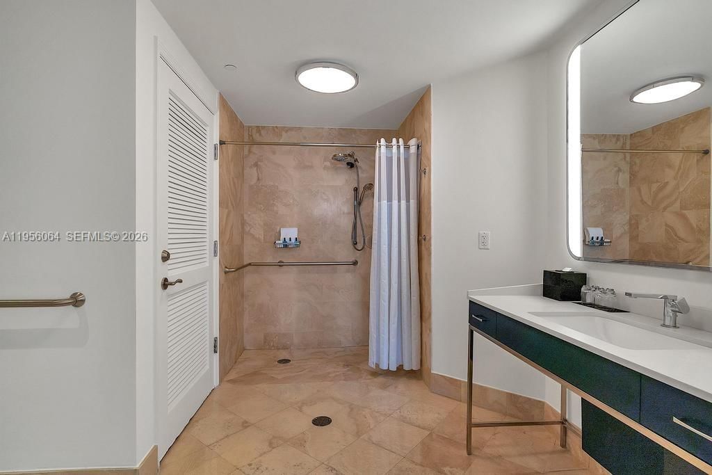 Real estate property located at 4401 Collins Ave #1712, Miami-dade, Fontainebleau Ii Condo, Miami Beach, FL