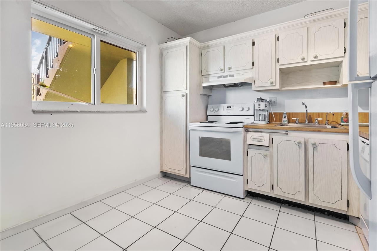 Real estate property located at 5935 Del Lago Cir #209, Broward, Water Bridge 5 Condo, Sunrise, FL