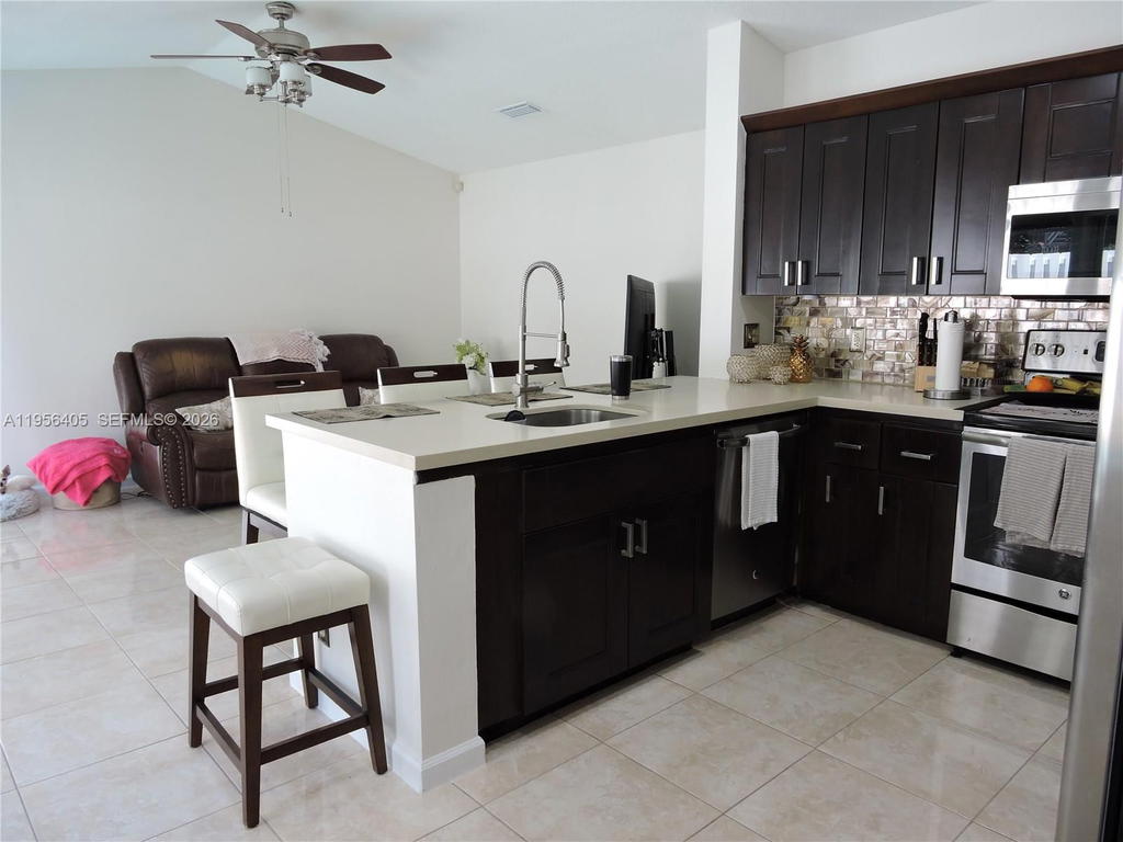 Real estate property located at 10575 12th Mnr, Broward, Landings, Pembroke Pines, FL