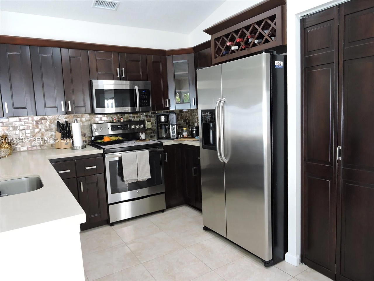 Real estate property located at 10575 12th Mnr, Broward, Landings, Pembroke Pines, FL