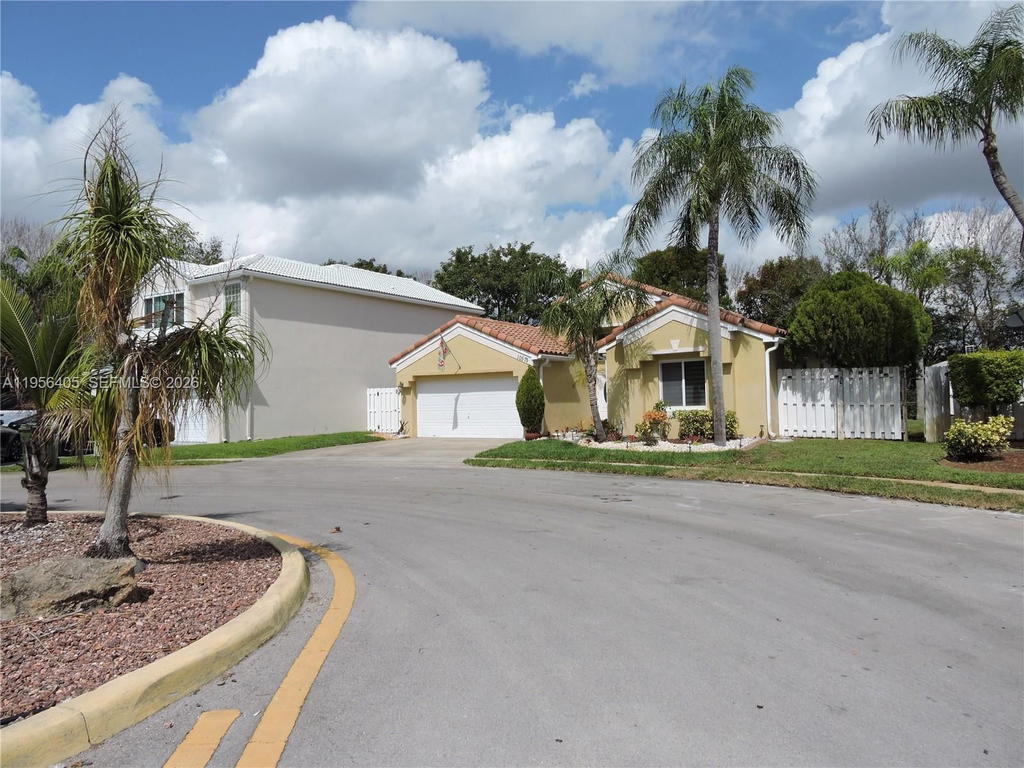Real estate property located at 10575 12th Mnr, Broward, Landings, Pembroke Pines, FL