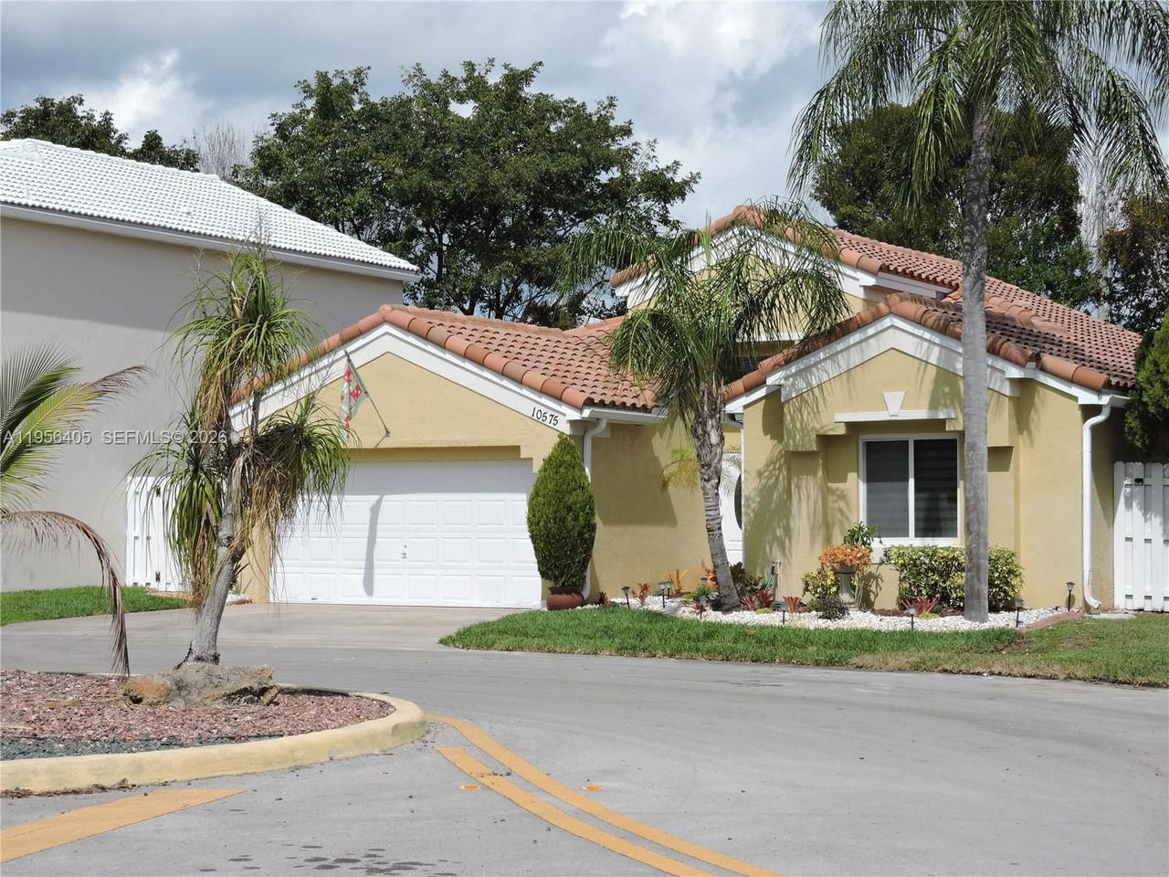 Real estate property located at 10575 12th Mnr, Broward, Landings, Pembroke Pines, FL