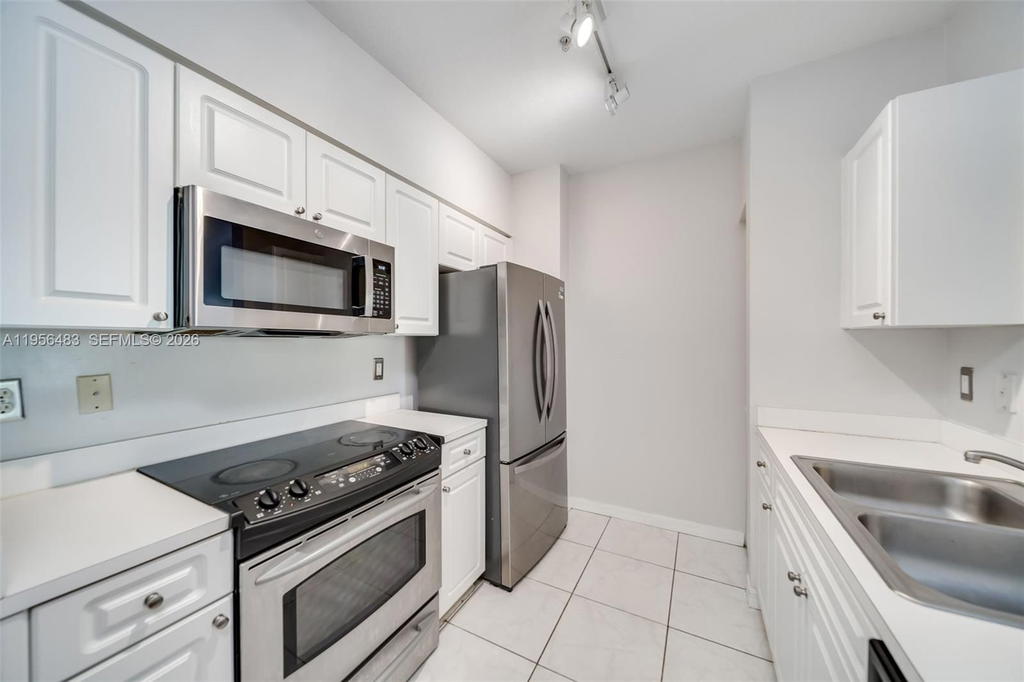 Real estate property located at 6831 44th St #304, Miami-dade, Gables Court Condo, Miami, FL