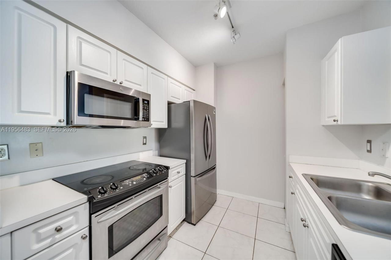 Real estate property located at 6831 44th St #304, Miami-dade, Gables Court Condo, Miami, FL