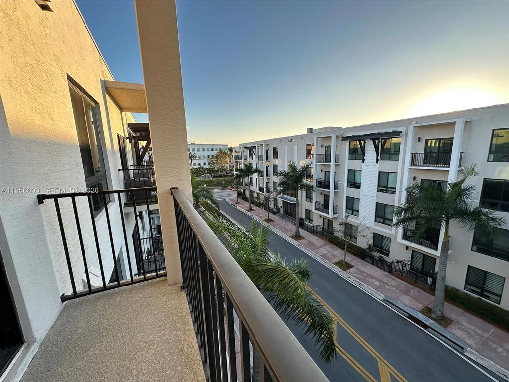Real estate property located at 8265 41 st #402, Miami-dade, Downtown Doral South Phas, Doral, FL