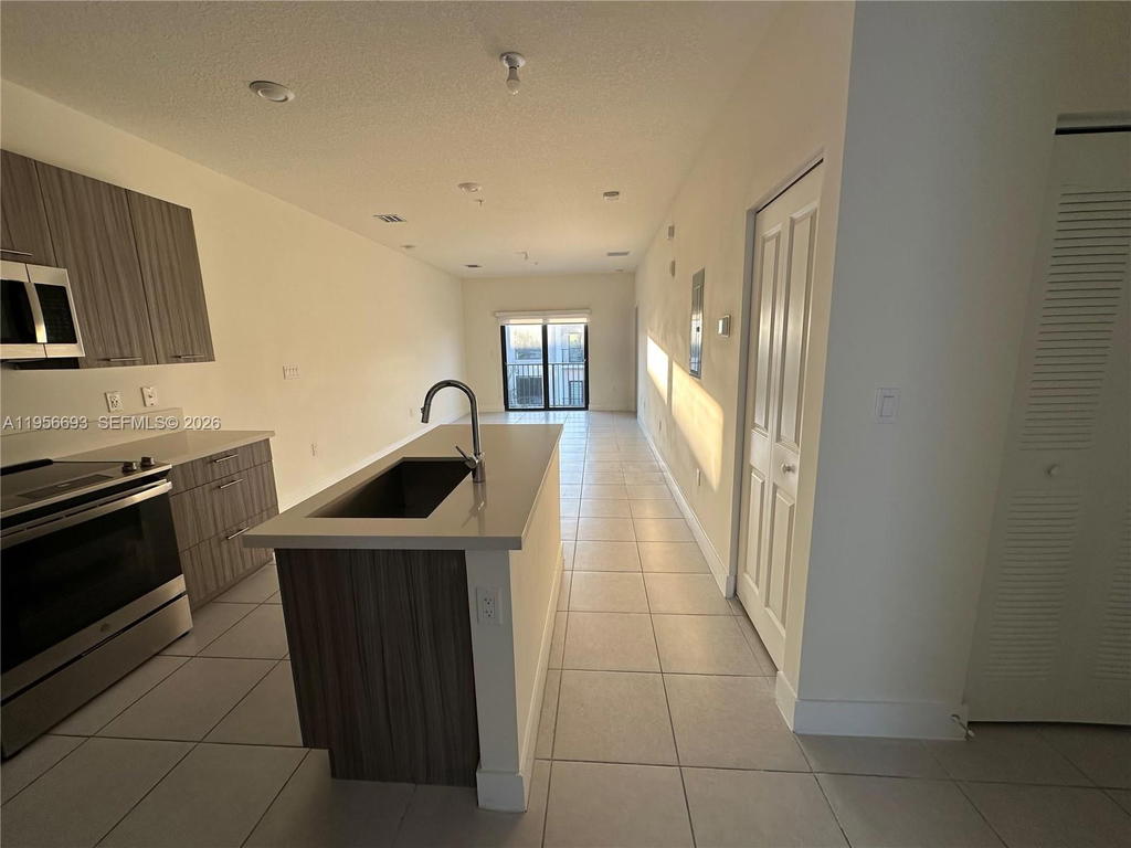 Real estate property located at 8265 41 st #402, Miami-dade, Downtown Doral South Phas, Doral, FL