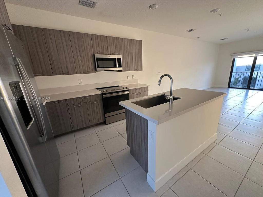 Real estate property located at 8265 41 st #402, Miami-dade, Downtown Doral South Phas, Doral, FL