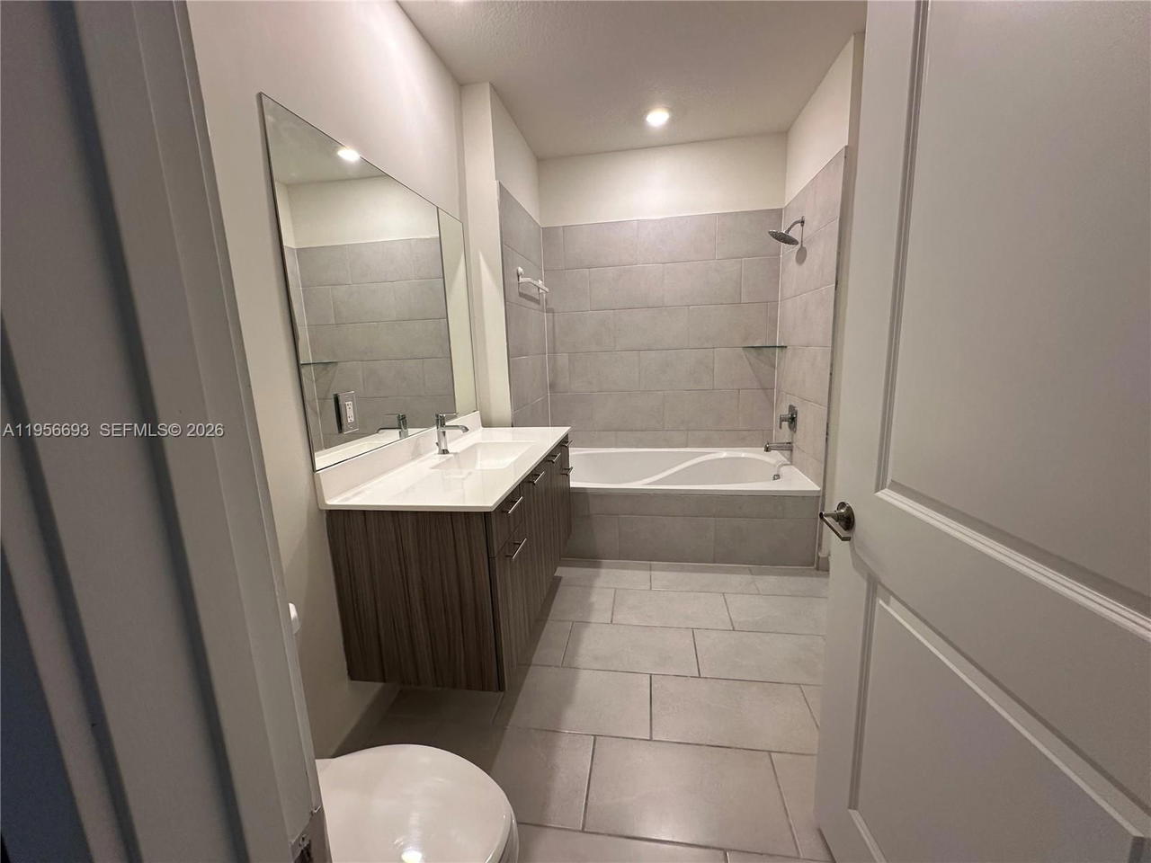 Real estate property located at 8265 41 st #402, Miami-dade, Downtown Doral South Phas, Doral, FL