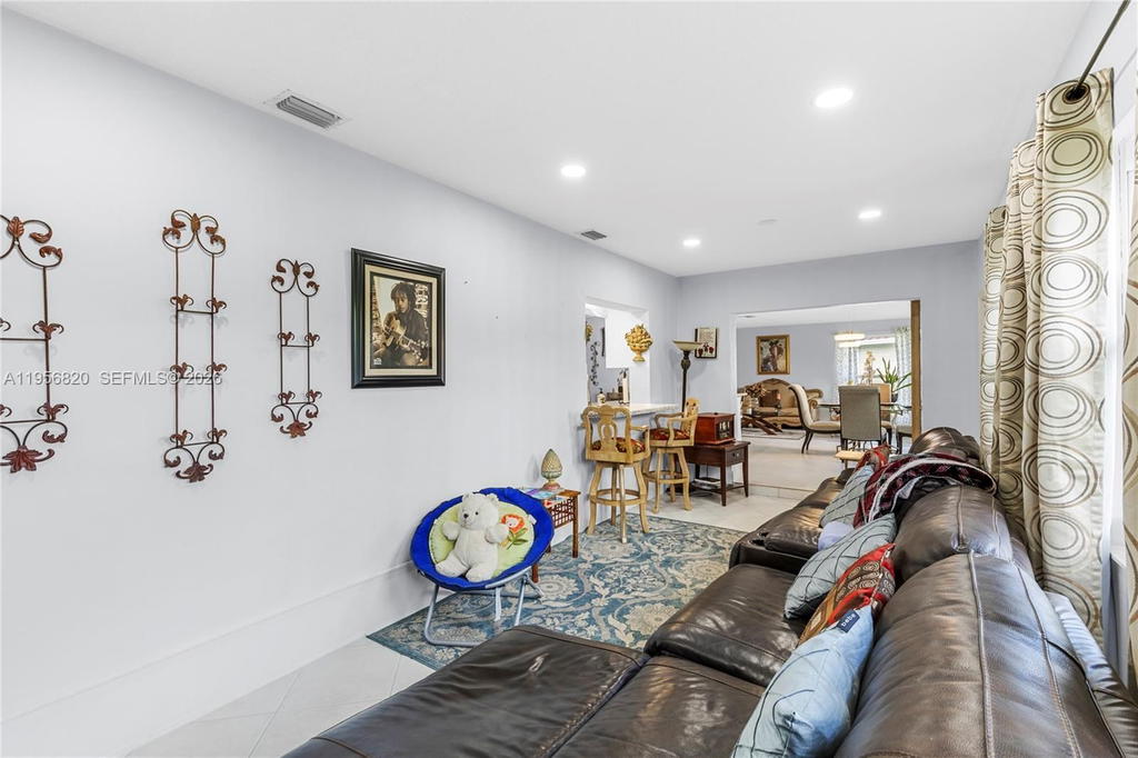 Real estate property located at 7185 Tropical Way, Broward, Hawthorne Village Inc Con, Plantation, FL