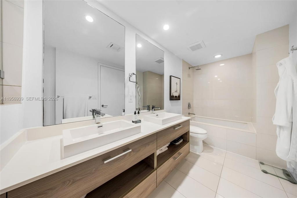 Real estate property located at 1300 Miami Ave #4704, Miami-dade, 1300 S Miami Avenue Condo, Miami, FL